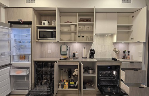 Downtown Kelowna Apartment | Modern DT Oasis | Cozy Retreat