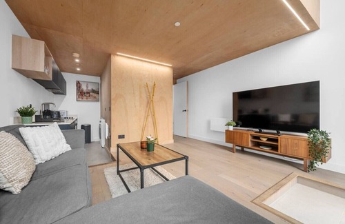 Manchester Apartment | Modern Duplex: Central Manchester
