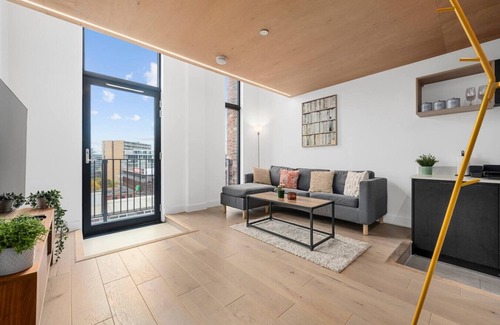 Manchester Apartment | Modern Duplex: Central Manchester