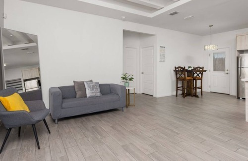 Pharr House | Modern Duplex with Fully Upgraded Amenities