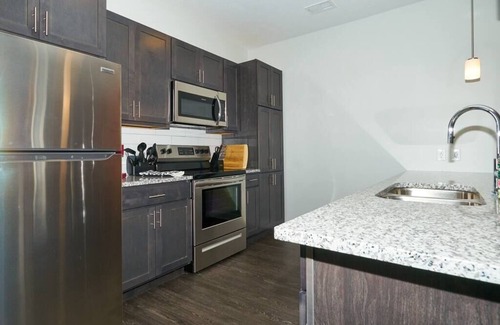 Downtown Indianapolis Apartment | Modern Dwntwn 1bdr Apt Pool Gym Free Parking
