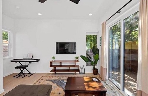 Cherrywood House | Modern East Austin Retreat – Walk to Dining, Bars & UT!