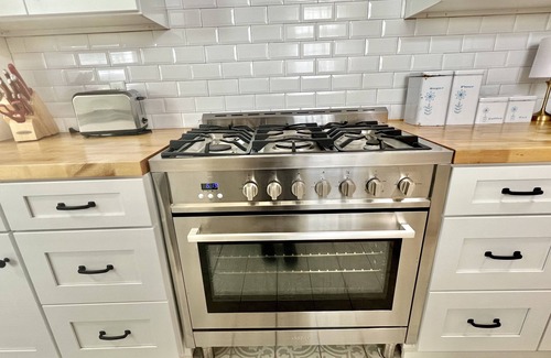 East Beach Cottage | Modern East Beach 3BR/2BA - Pool + Golf Cart