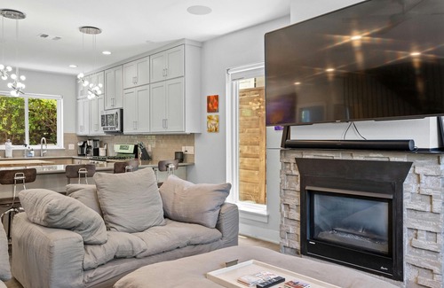 Blackshear-Prospect Hill House | Modern Eastside Home + Rooftop Deck - Valerie!