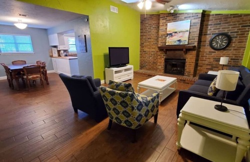 Edmond House | Modern Edmond Stay Pet-Friendly Safe