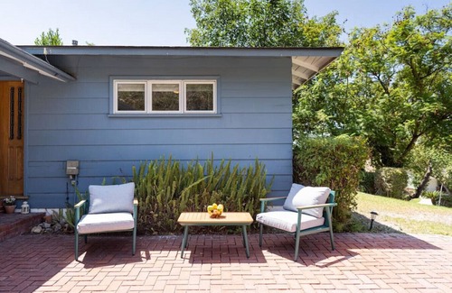 Burbank House | MODERN ELEGANCE: 4BR BURBANK HOUSE with SWIMMING POOL and FENCED PATIO/YARD p12