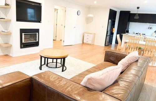 Lower Hutt House | Modern elegance Woburn 3 bedroom Retreat