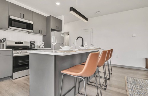 University Circle Apartment | Modern & Elegant 2BR | Cleveland Clinic