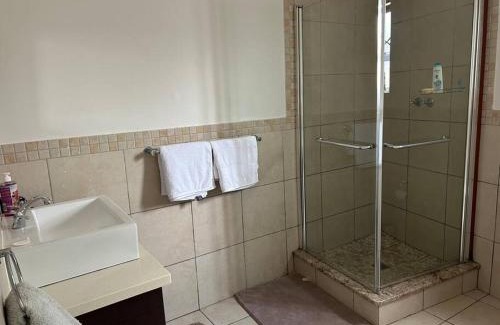 Greater Johannesburg Metropolitan Area Apartment | Modern & Elegant Apt Sandton Central