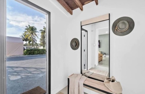 Driftwood House | Modern & Elegant Home Private Heated Pool