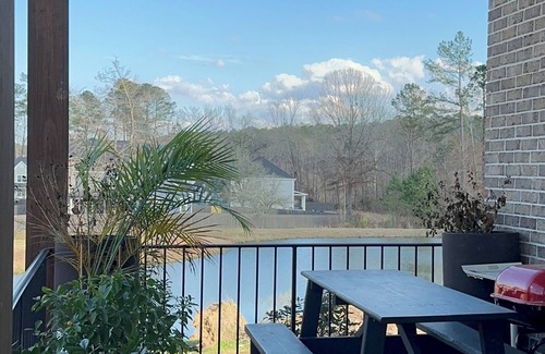 Evans House | Modern Eloquent 5-bedroom house for Masters Group WiFi, AC, kayaking Plus more!