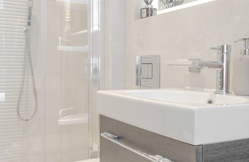 Brondesbury Park Condo | Modern En-suite Double - Queen’s Park