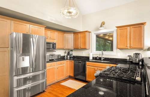 Wintergreen House | Modern Escape-Massage Chair, Hot Tub, Sauna, Family Friendly, Game Room, 4 Decks