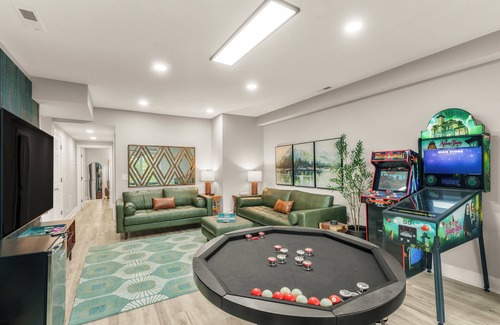 Wintergreen House | Modern Escape-Massage Chair, Hot Tub, Sauna, Family Friendly, Game Room, 4 Decks