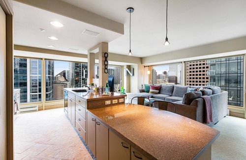 Downtown Seattle Condo | Modern escape with amazing views, pool/hot tub access, & sound system - Dogs OK