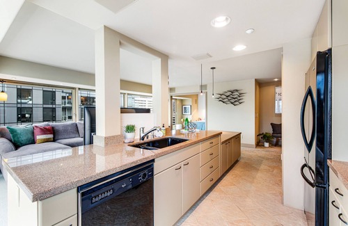 Downtown Seattle Condo | Modern escape with amazing views, pool/hot tub access, & sound system - Dogs OK