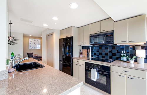 Downtown Seattle Condo | Modern escape with amazing views, pool/hot tub access, & sound system - Dogs OK