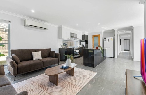Heathwood Apartment | Modern Family-Friendly 2-Storey Local Home