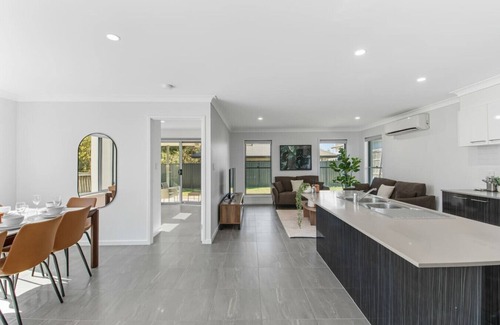 Heathwood Apartment | Modern Family-Friendly 2-Storey Local Home