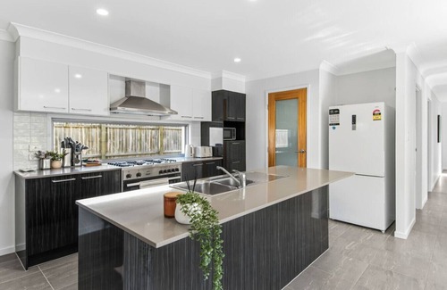 Heathwood Apartment | Modern Family-Friendly 2-Storey Local Home