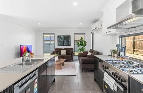 Heathwood Apartment | Modern Family-Friendly 2-Storey Local Home