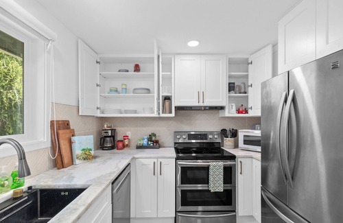 Highline House | Modern Family- Friendly 4BR w/AC + Yard Near Airport
