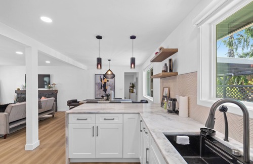Highline House | Modern Family- Friendly 4BR w/AC + Yard Near Airport