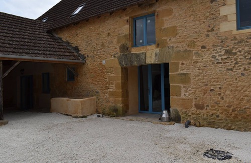 Marquay Apartment | Modern family gite, with pool and jacuzzi, close to Dordogne and Vezere Valleys.