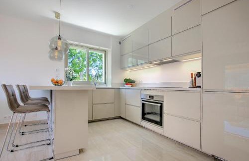 Cap-d'Antibes Apartment | Modern Family Home 5 min to Beach +Pool +Garage