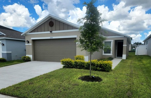 Wellington House | Modern Family home, BBQ for share, Self Check-in