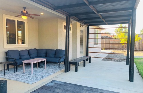 Columbia House | Modern family home in a quiet neighborhood near Bethel! 4 bedrooms and 3 baths!