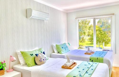 Yarraville House | Modern Family Oasis - 4BR, Free Parking, Steps to Shops & Train