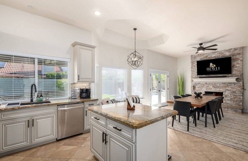 Scottsdale Vista North House | Modern Family Retreat - Pool|Spa|Firepit|Putt Grn