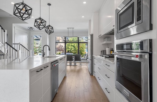 Killarney House | Modern family-sized house close to 17th Ave and downtown