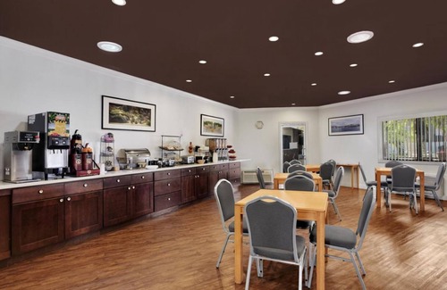 Torrance House | Modern Family Unit! Pool, On-site Restaurant, Near Attractions