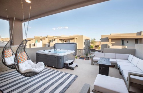 Washington House | Modern Family Villa Private Hot Tub and Balconies