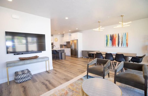 Washington House | Modern Family Villa Private Hot Tub and Balconies