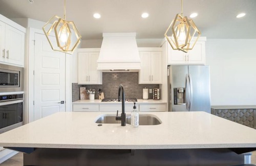 Washington House | Modern Family Villa Private Hot Tub and Balconies