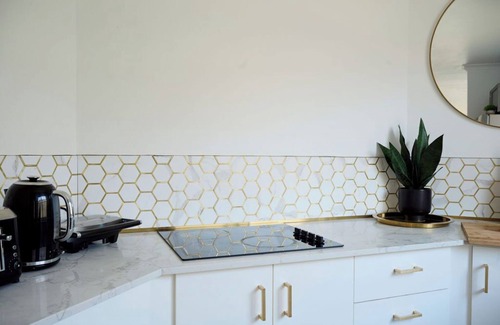 Varsity Lakes House | Modern familygroup stay - sleeps 6, pet friendly