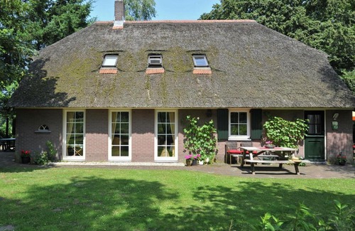 Emst House | Modern farmhouse in Emst with a beautiful terrace and garden