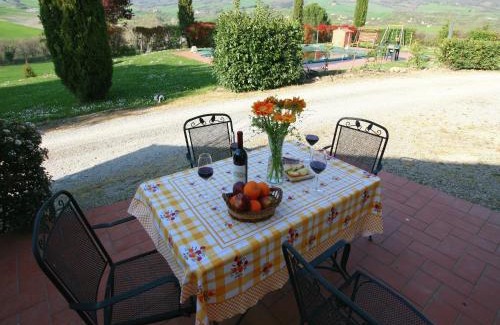 Gallina Apartment | Modern Farmhouse in Pienza with Pool