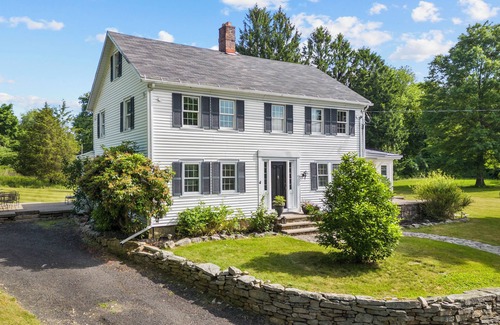 Shelton Other | Modern farmhouse in Shelton with WiFi, 4 bedrooms, lake & hiking nearby!