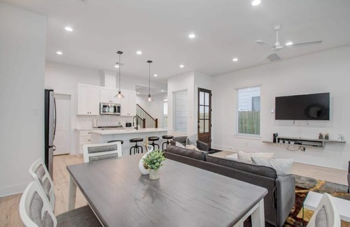 Northside House | Modern Farmhouse, Mins Restaurants & Attractions