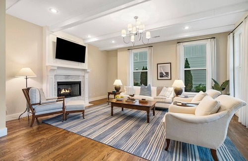 Downtown House | Modern Farmhouse steps from Momentary and MTB Trails.