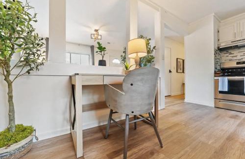 Streamwood House | Modern Farmhouse w King Bed Near Shopping