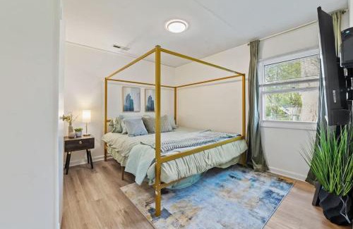 Streamwood House | Modern Farmhouse w King Bed Near Shopping