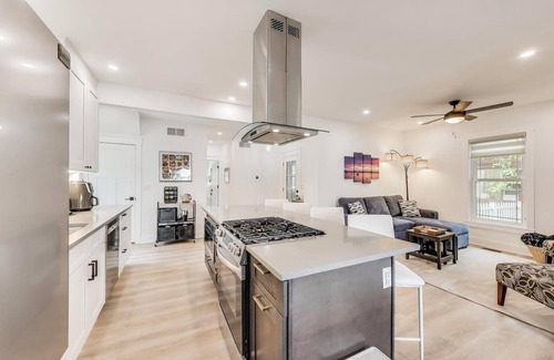 Lake Geneva House | Modern Farmhouse Walk to Downtown | Fire Pit & Deck | Sleeps 8