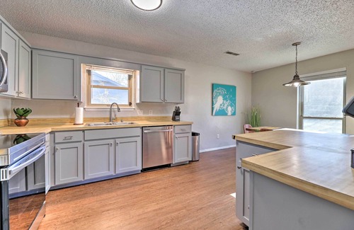 Fayetteville House | Modern Fayetteville Home < 1 Mi to U of A!