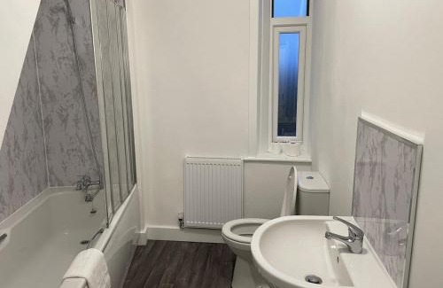 Burnley House | Modern Five Bed Long Stays and Contractors Welcome