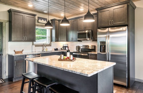 Wears Valley Cabin | Modern Five Star Stay | Serene Mtn Views | Hot Tub